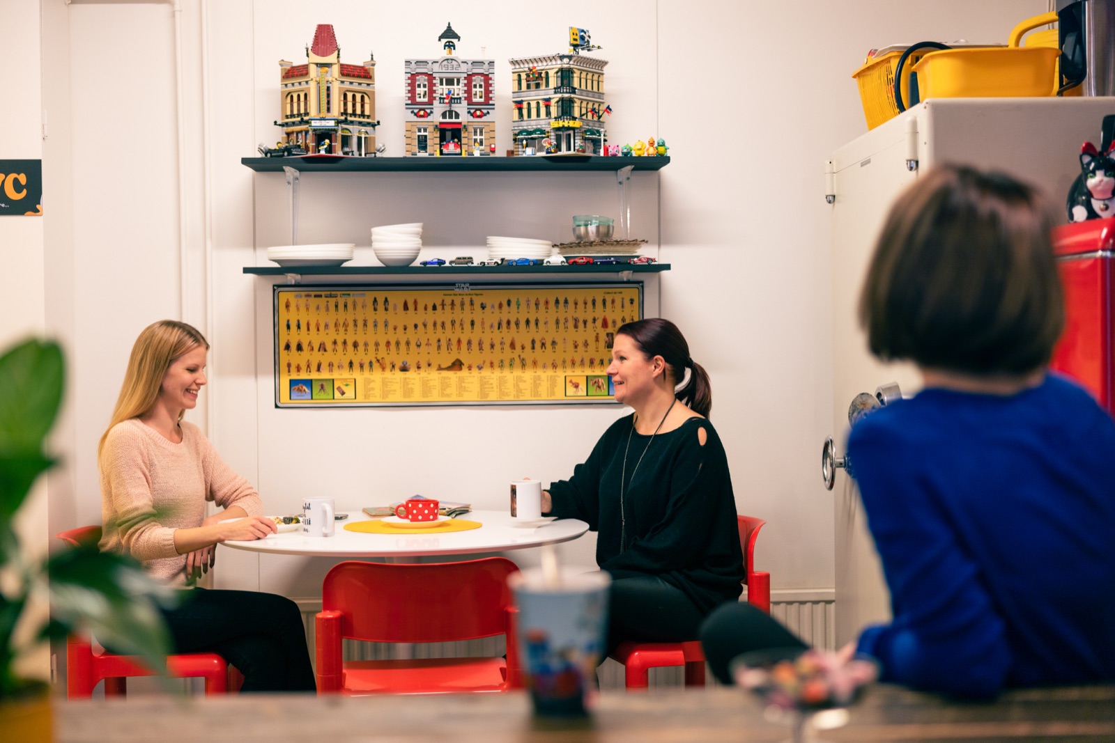 Loopyn keittiö: tiimiläiset kahvilla